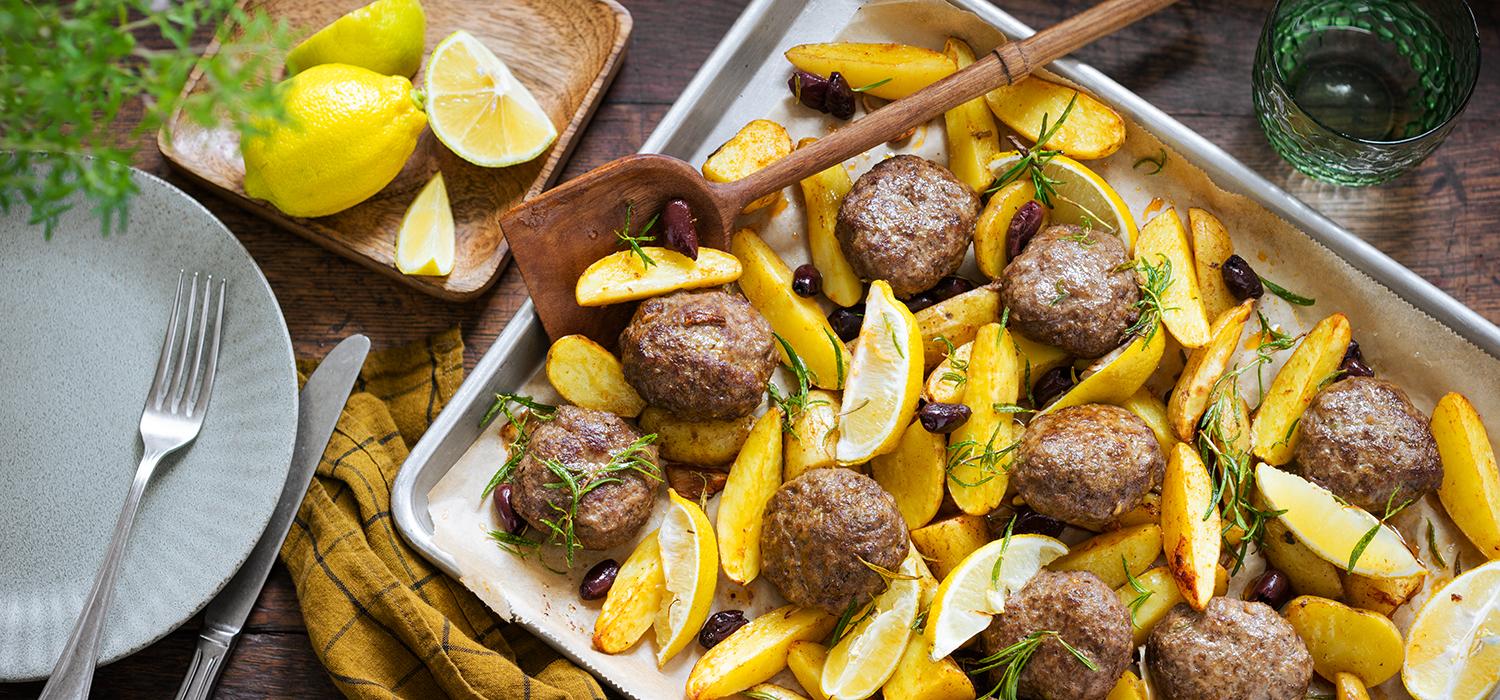 Mediterrane Frikadellen mit Ofenkartoffeln | maggi.de