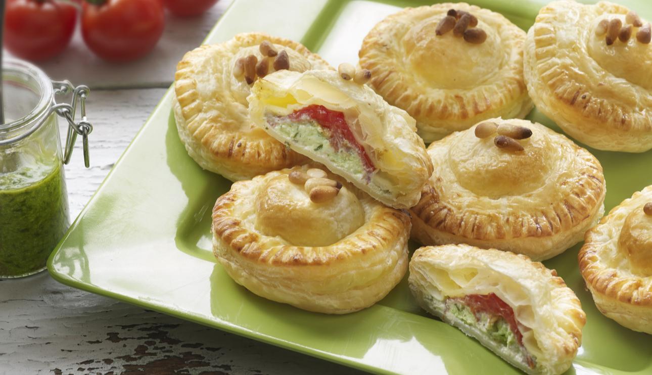 Aperitivo de hojaldres de tomate y queso