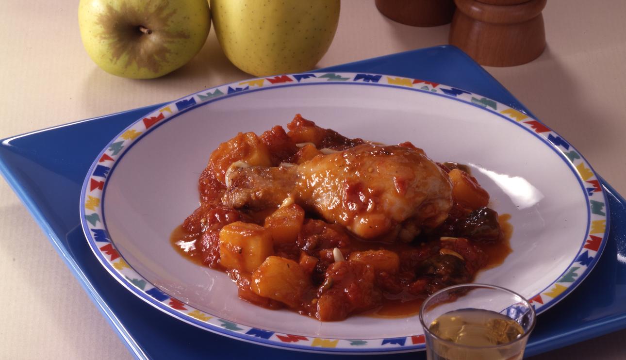 Pollo a la cazuela con tomate y manzana