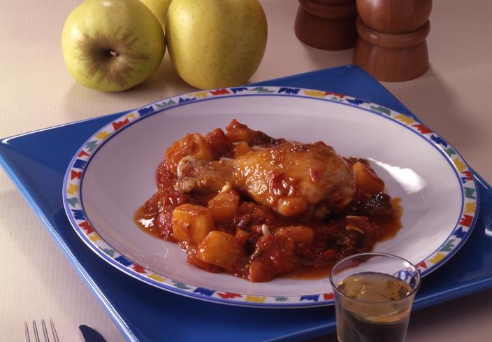 Pollo a la cazuela con tomate y manzana