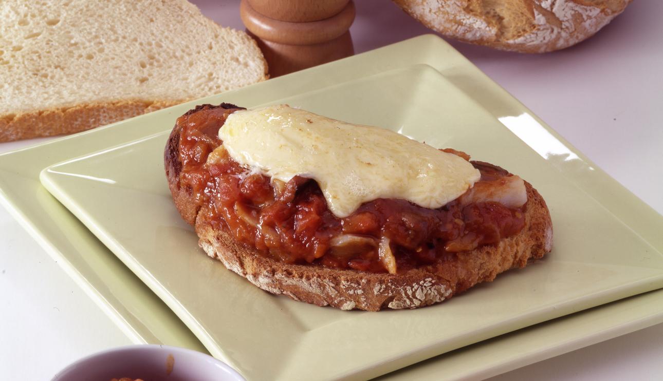 Tosta de pisto y bacalao con allioli