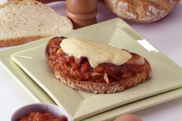 Tosta de pisto y bacalao con allioli