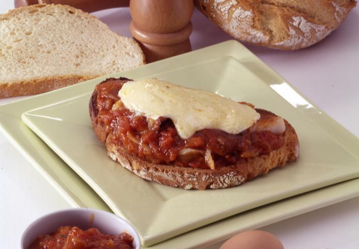 Tosta de pisto y bacalao con allioli