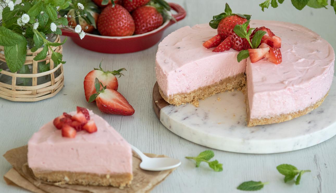 Tarta de queso y leche condensada con fresas y mermelada