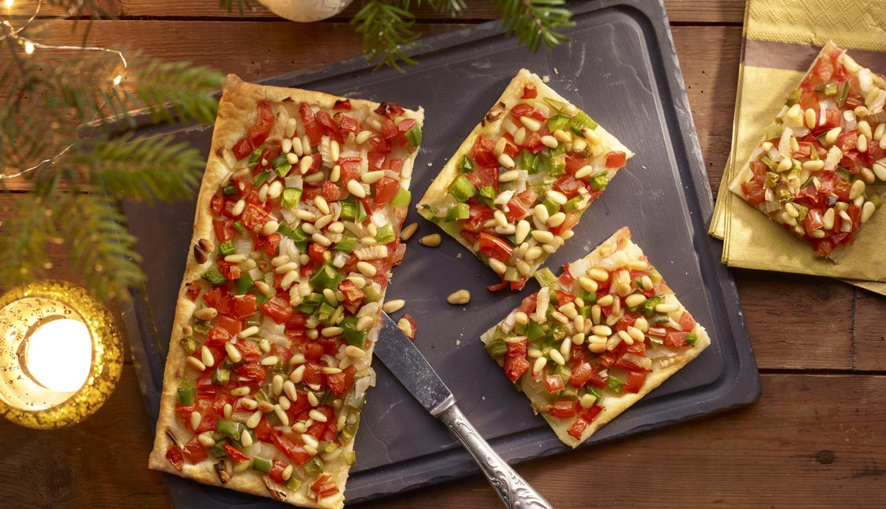 Coca de verduras con piñones para Navidad