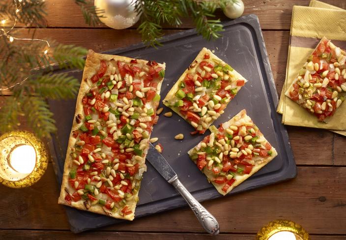 Coca de verduras con piñones para Navidad