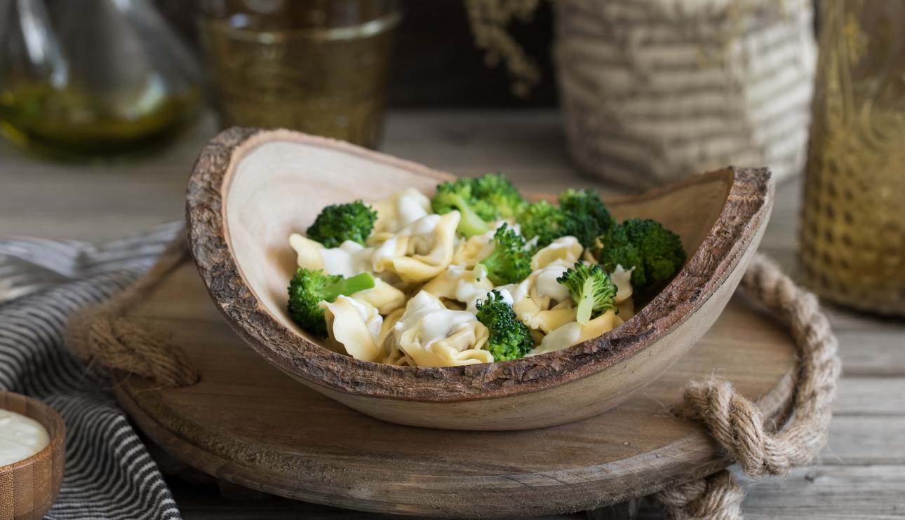 Ensalada de pasta con brócoli y salsa roquefort