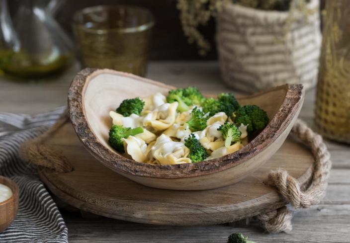 Ensalada de pasta con brócoli y salsa roquefort