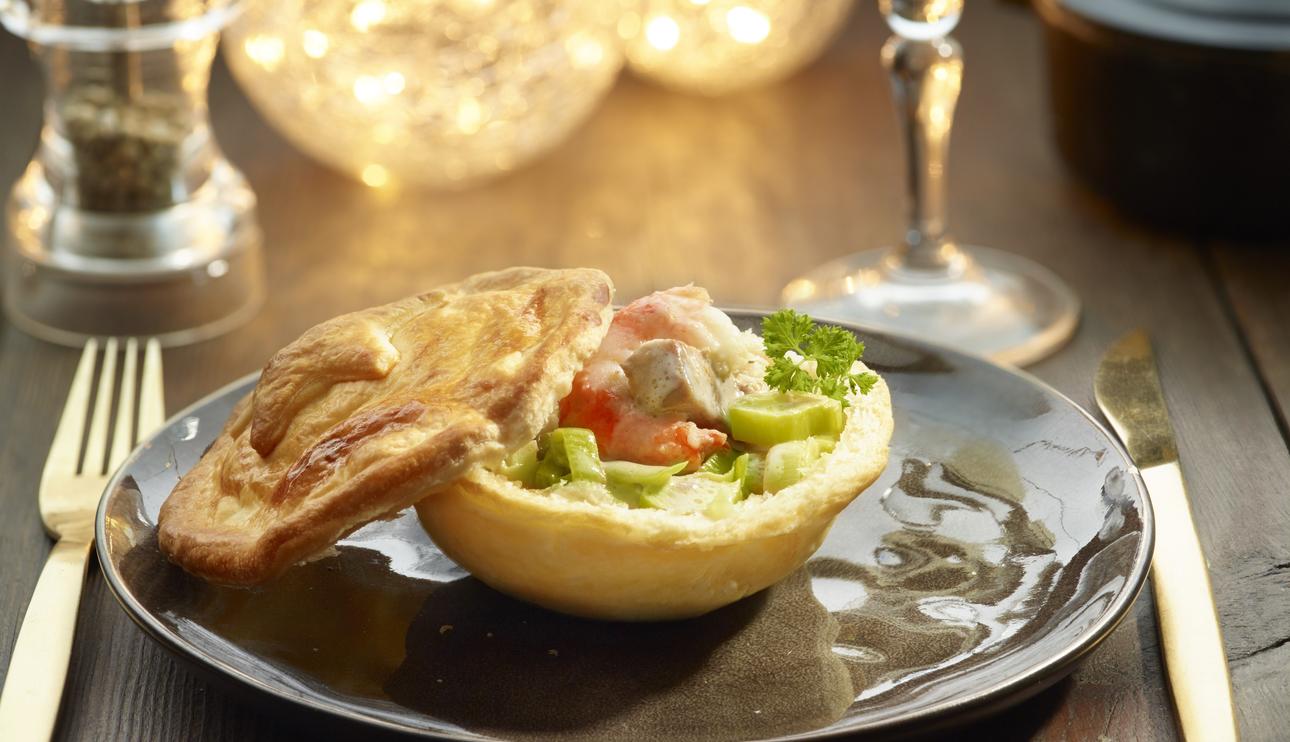 Hojaldres de puerros con cigalas y foie