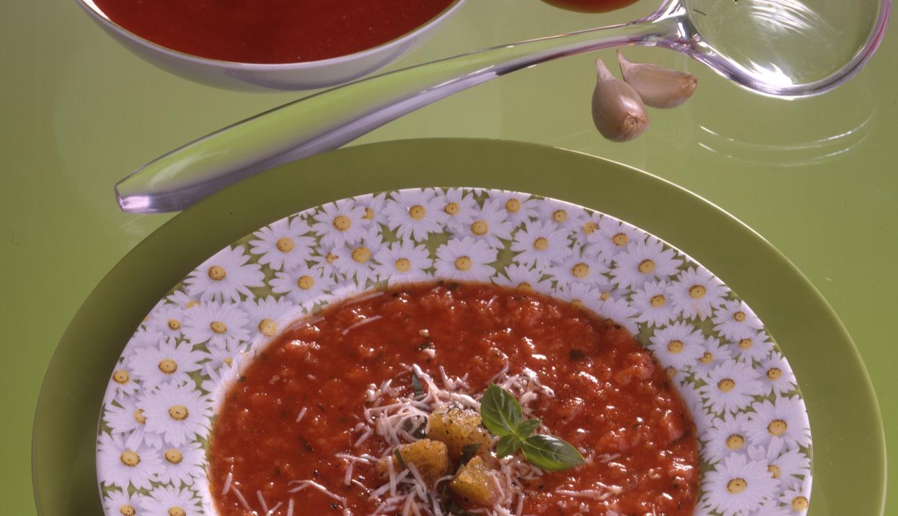 Sopa de tomate, pan y queso