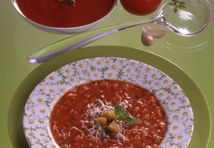 Sopa de tomate, pan y queso