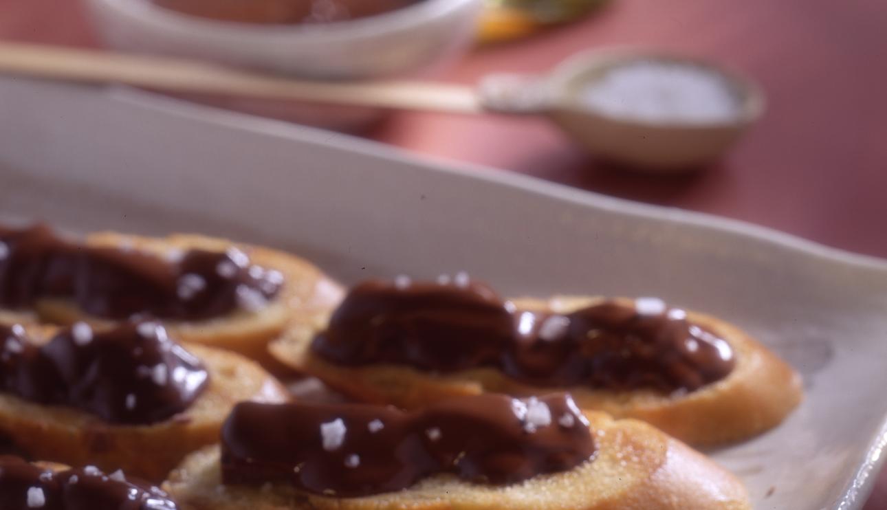 Canapé caliente con aceite de oliva y sal marina