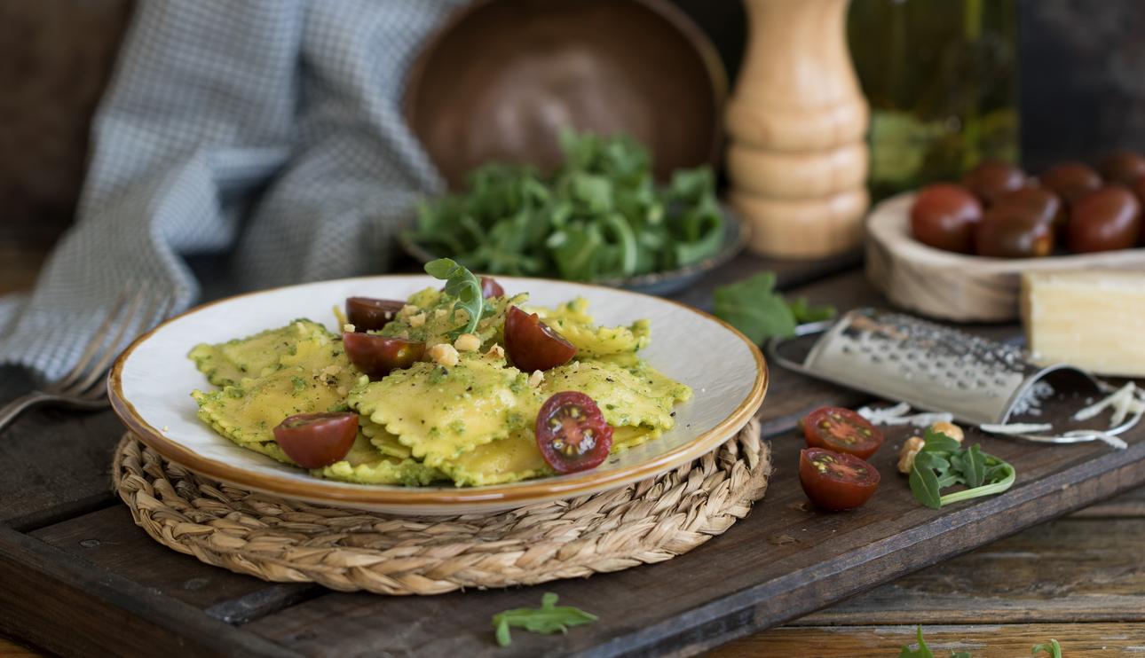 Ravioli de queso con rúcula y nueces