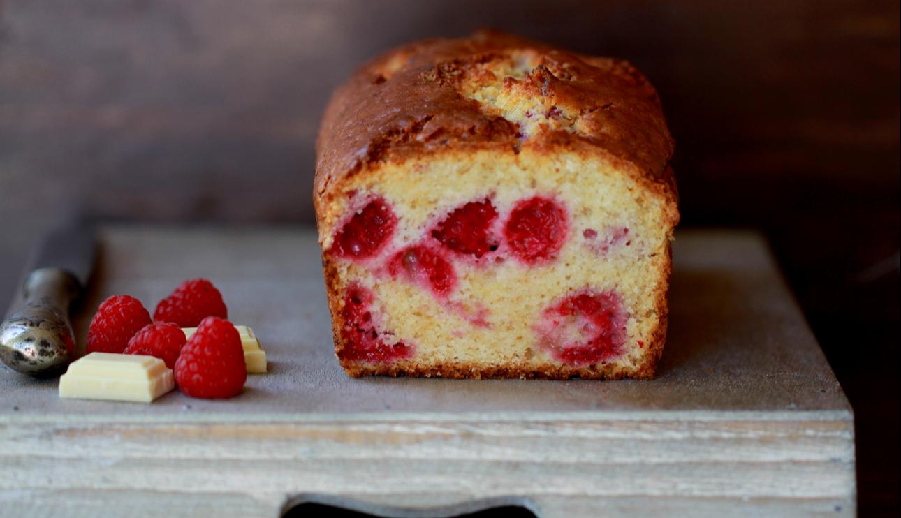 Bizcocho de chocolate blanco y frambuesa