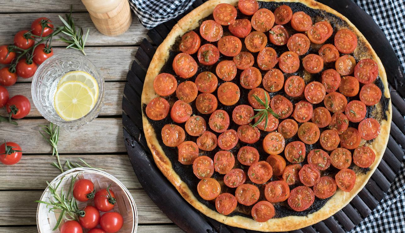 Tarta de tomates y aceitunas