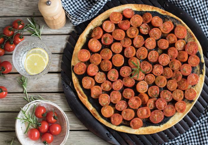 Tarta de tomates y aceitunas