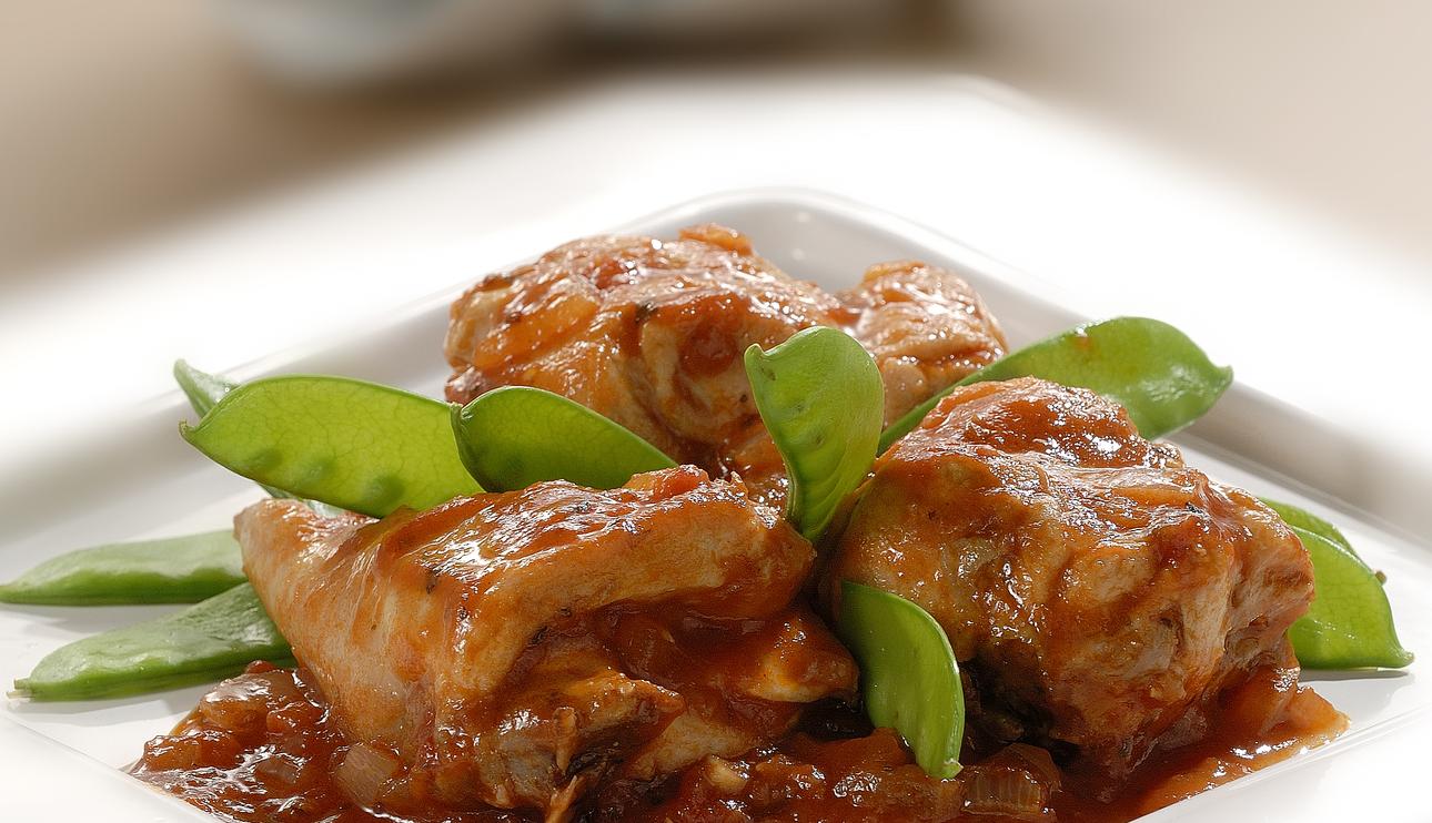 Conejo con tomate y tirabeques