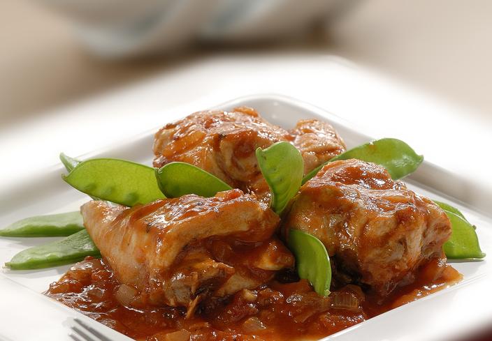 Conejo con tomate y tirabeques