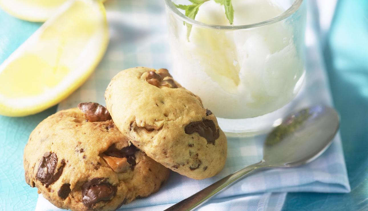 Galletas de chocolate, nueces y jengibre con sorbete de limón