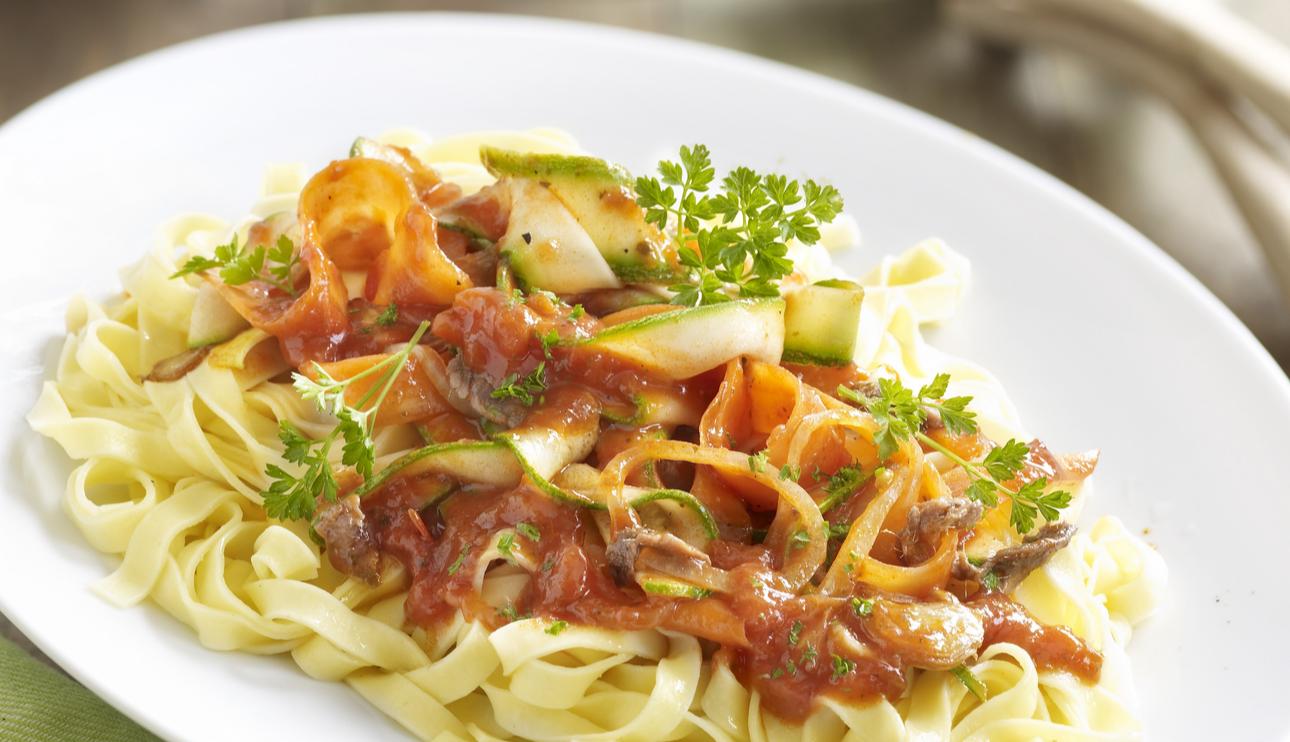 Tagliatelle con verduras y salsa de tomate