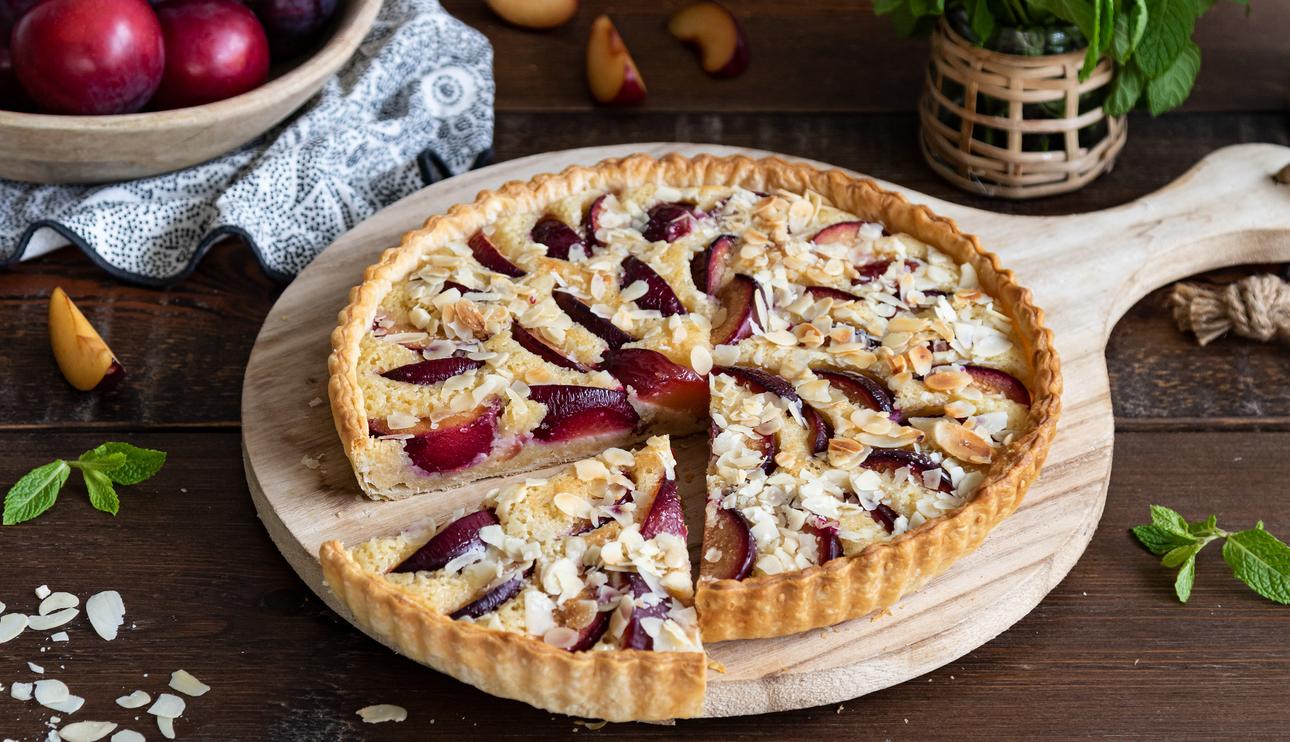 Tarta de hojaldre relleno de ciruelas y almendras