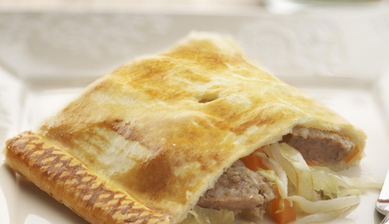 Empanada de salchichas con soja y col