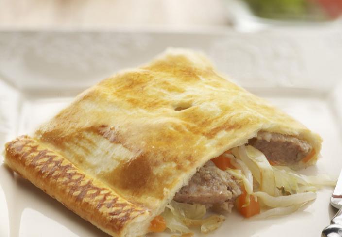 Empanada de salchichas con soja y col