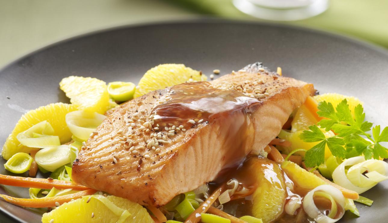 Salmón con verduras, sésamo y salsa agridulce de naranja
