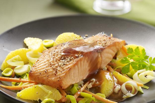 Salmón con verduras, sésamo y salsa agridulce de naranja