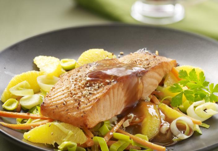 Salmón con verduras, sésamo y salsa agridulce de naranja
