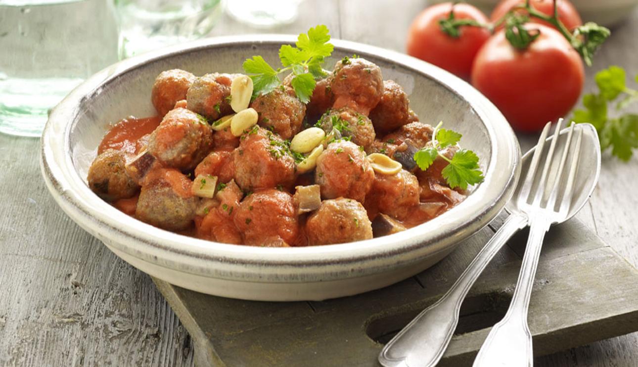 Albondigas con salsa de tomate picante y cacahuete