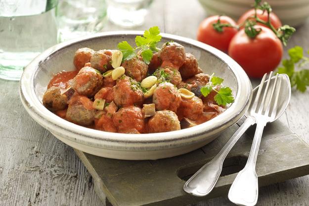 Albondigas con salsa de tomate picante y cacahuete