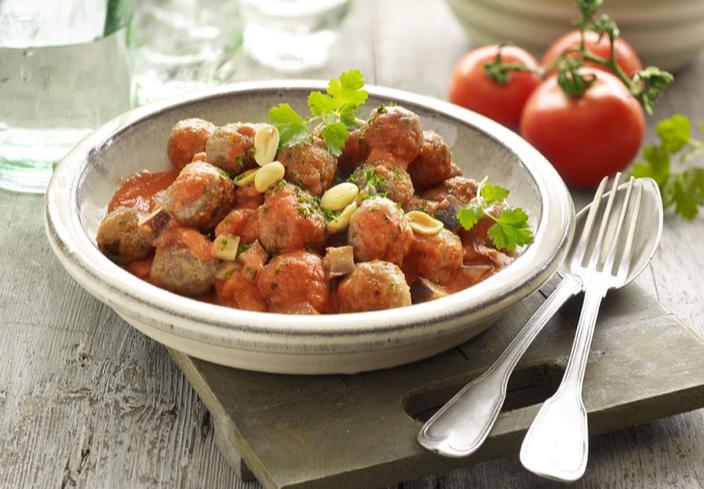 Albondigas con salsa de tomate picante y cacahuete