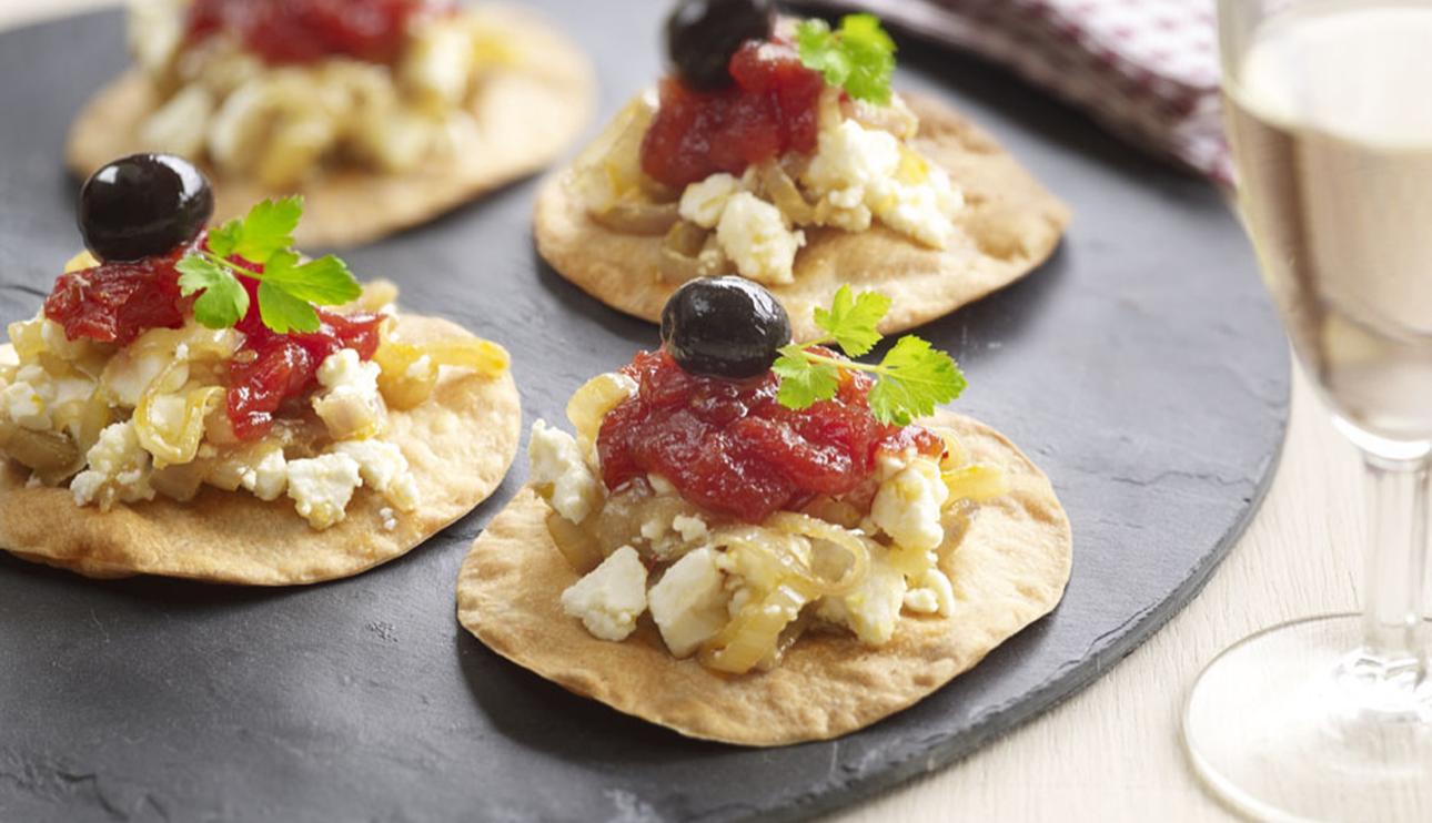 Montaditos de feta y cebolla con mermelada de tomate
