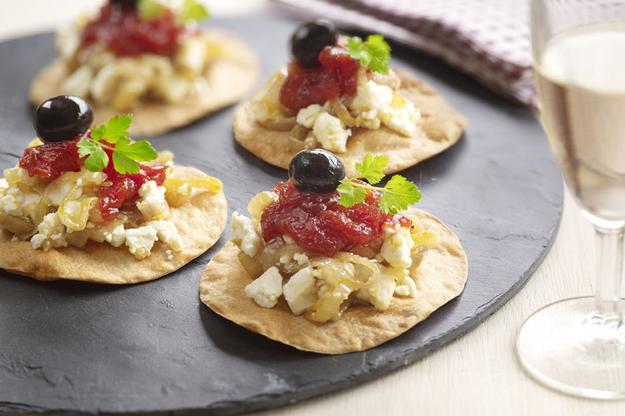 Montaditos de feta y cebolla con mermelada de tomate