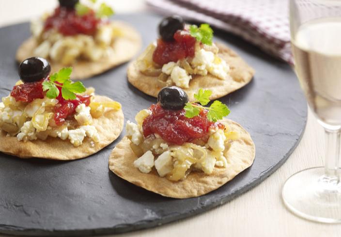 Montaditos de feta y cebolla con mermelada de tomate