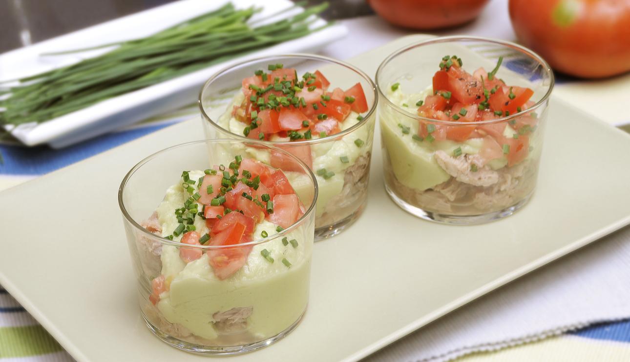 Vaso de aguacate, atún y tomate