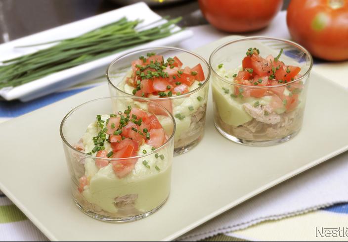 Vaso de aguacate, atún y tomate