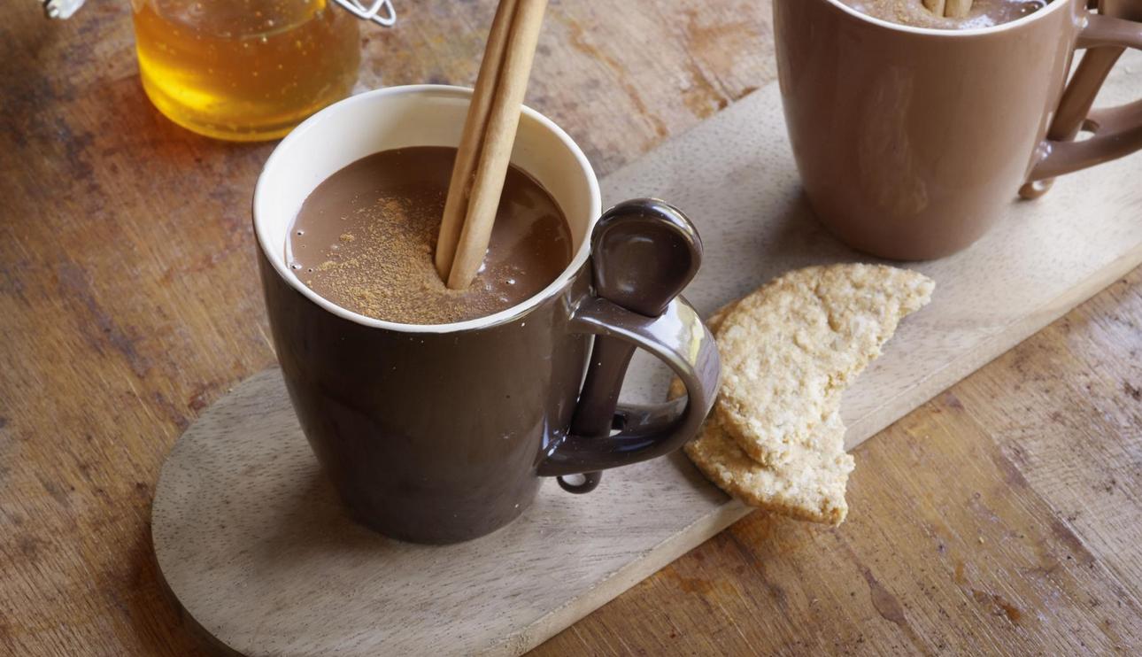 Chocolate a la taza con canela y miel
