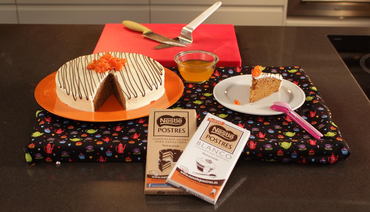 Carrot cake con frosting de chocolate blanco y flor de zanahoria caramelizada