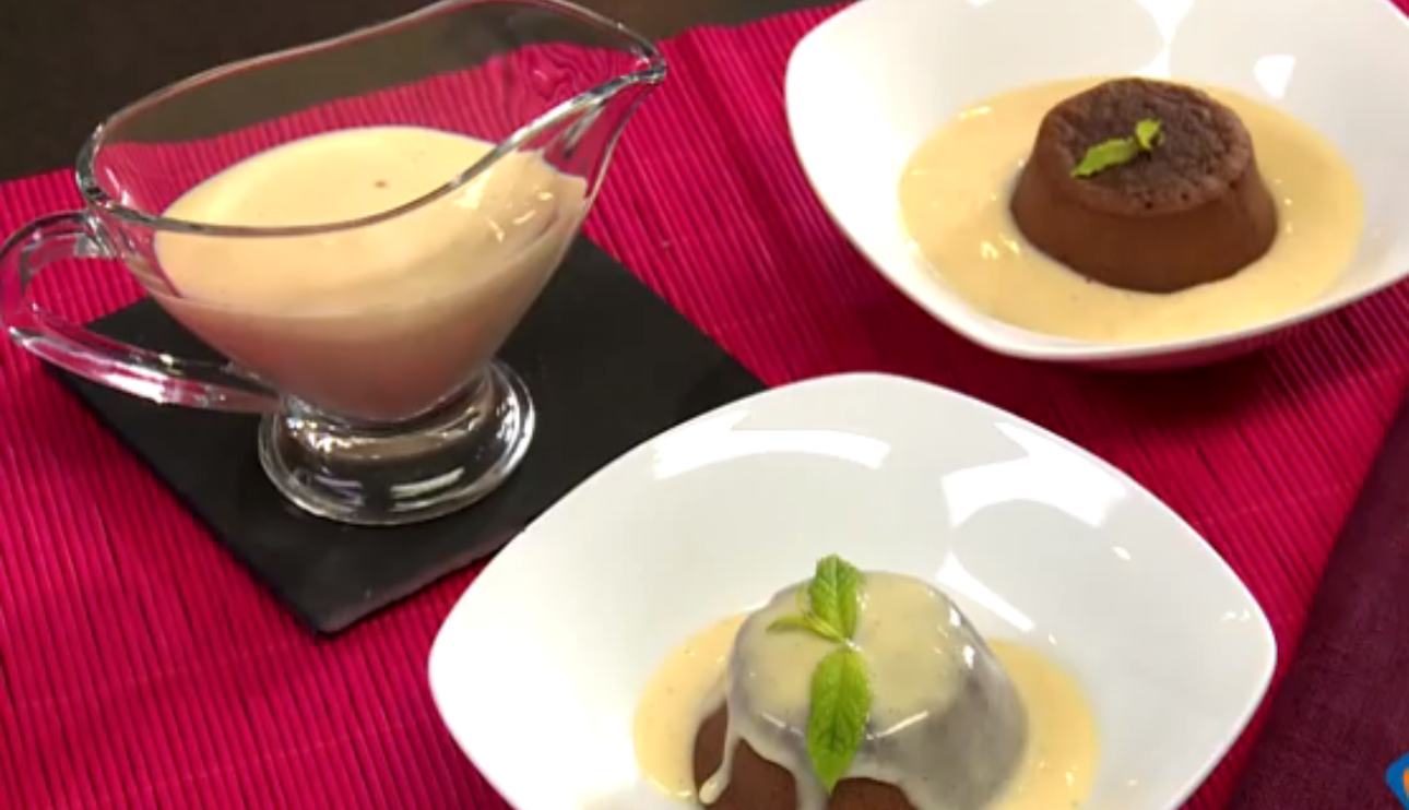 Pastel de chocolate, vino tinto y crema de leche condensada