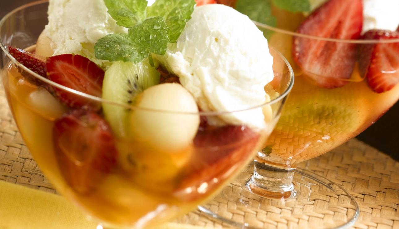 Macedonia refrescante con helado