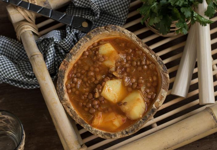Patatas estofadas con lentejas al curry