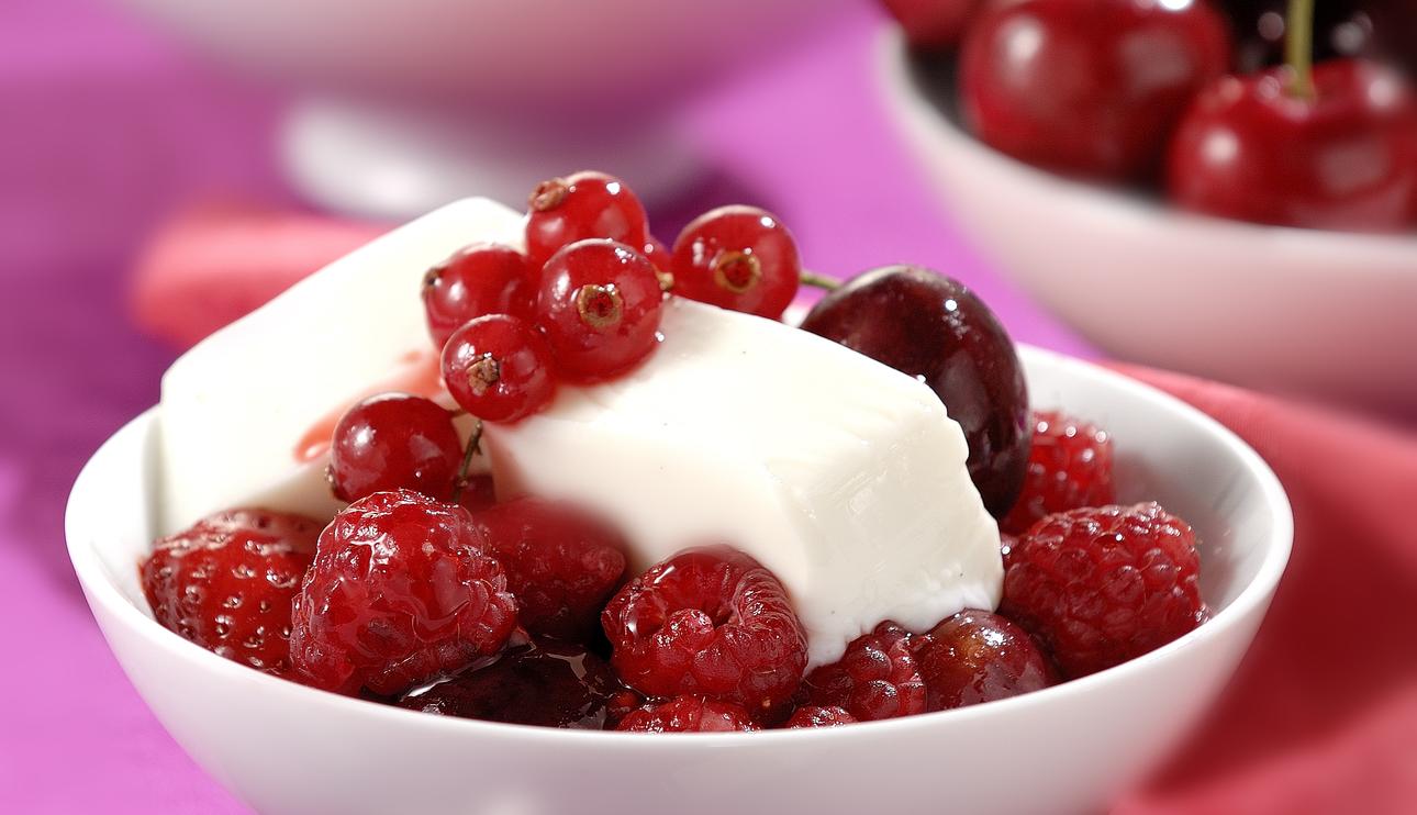 Gelatina de yogur con frutos rojos