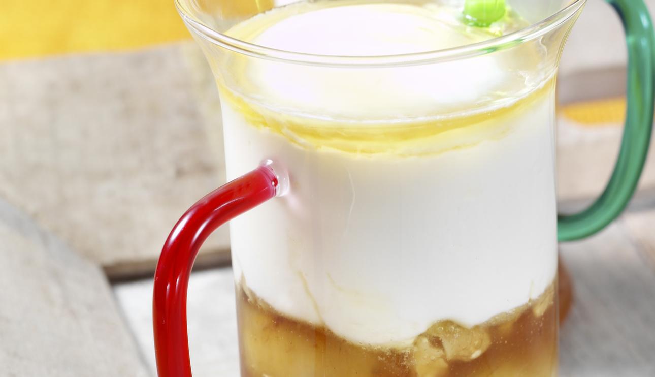 Copa de crema de yogur y frutos secos