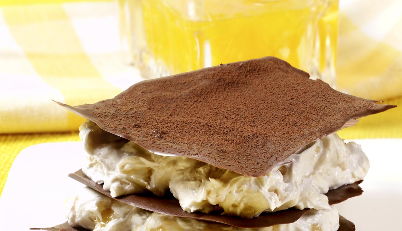 Milhojas de plátano y chocolate con salsa de mandarinas