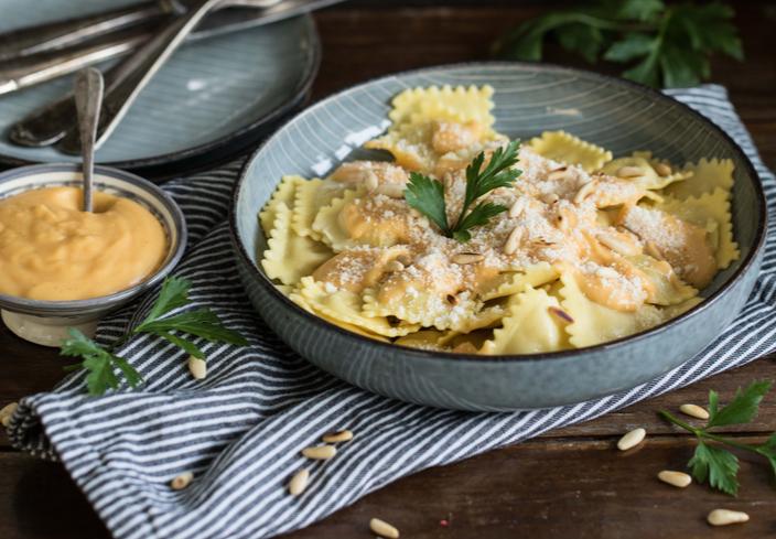 Raviolis de queso con salsa de calabaza