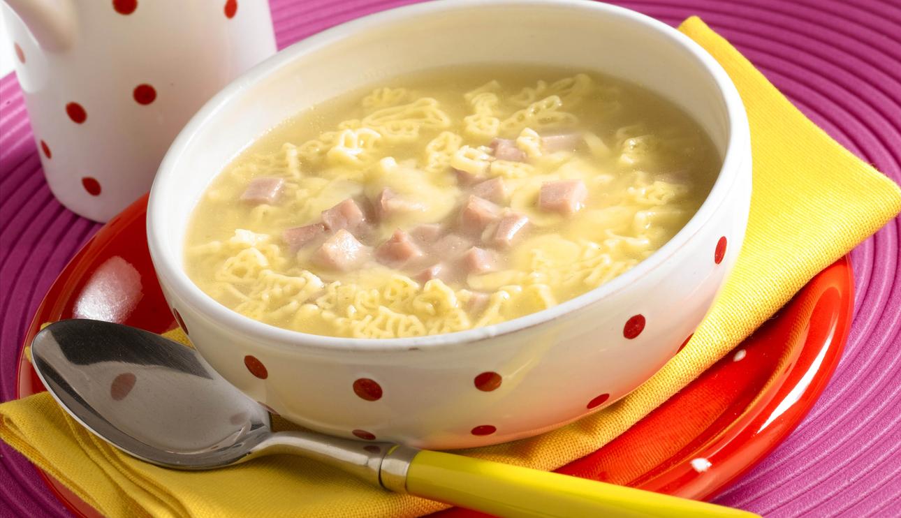 Sopa de pasta con jamón y queso