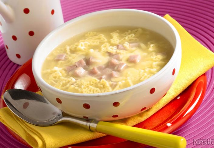Sopa de pasta con jamón y queso