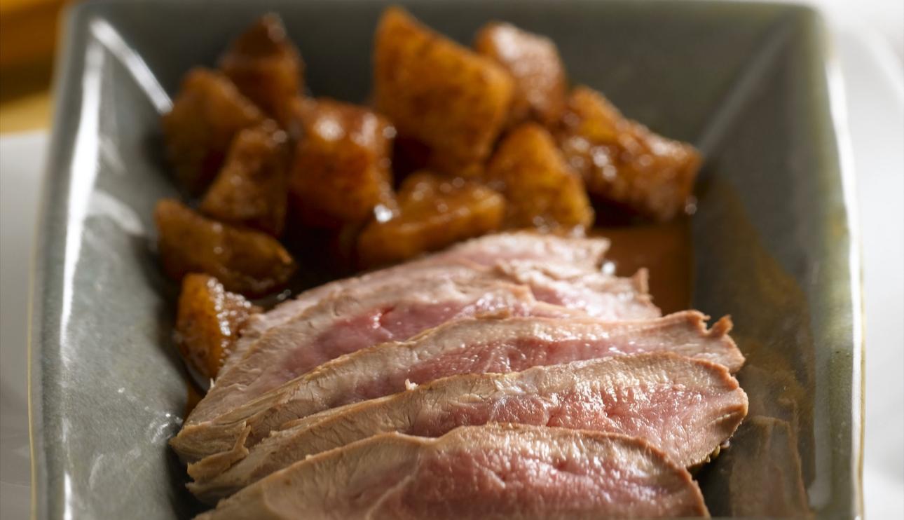 Magrets de pato con chocolate y dados de pera